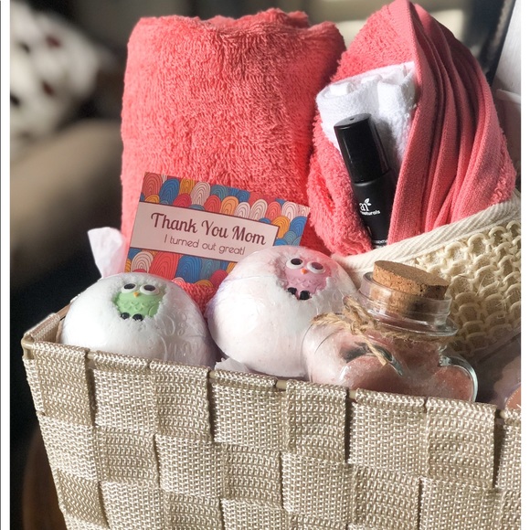 SOLD—-Mothers Day Essential Spa Gift Set - Picture 2 of 7